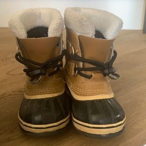 Toddler size 9, waterproof Sorel boots